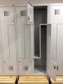 Szfki metalowe ubraniowe z drzwiami typu L. otwartajpg.jpg