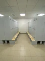 Metalowe szafki BHP do szatni dodatkowymi szafkami na buty SBN oraz podstawy z siedziskiem .jpg