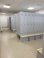 Szafki ubraniowe z dodatkowymi szafkami na buty SBN oraz podstawy z siedziskiem drewnianym .jpg