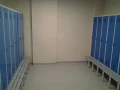 Podstawa PCV z ławeczką do szafki metalowej pracowniczej ubraniowej bhp szafka szatniowa z ławką.jpg