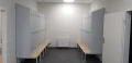 Szafki metalowe ubraniowe socjalne sum 320 sum 420 z daszkiem skosnym na podstawie z ławką drewnianą.jpg