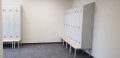 Szafa metalowa szatniowa sum 420 410 320 z daszkiem skośnym na podstawie z ławką.jpg